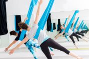 buehne-aerial-yoga.jpg Frauen machen Aerial Yoga